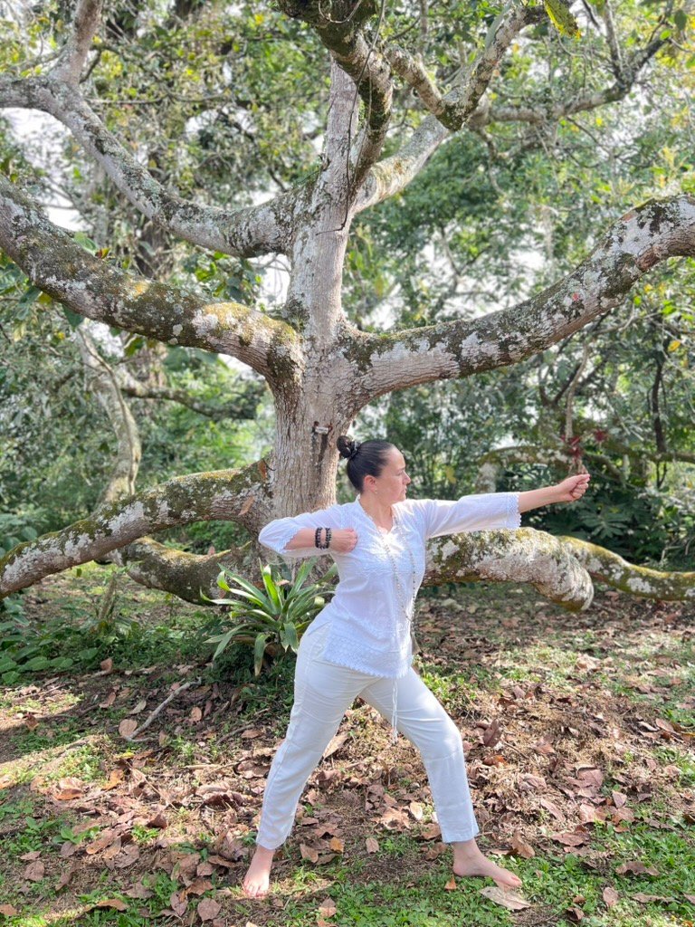 Patricia Olarte practicando movimiento consciente de Kundalini Yoga al aire libre