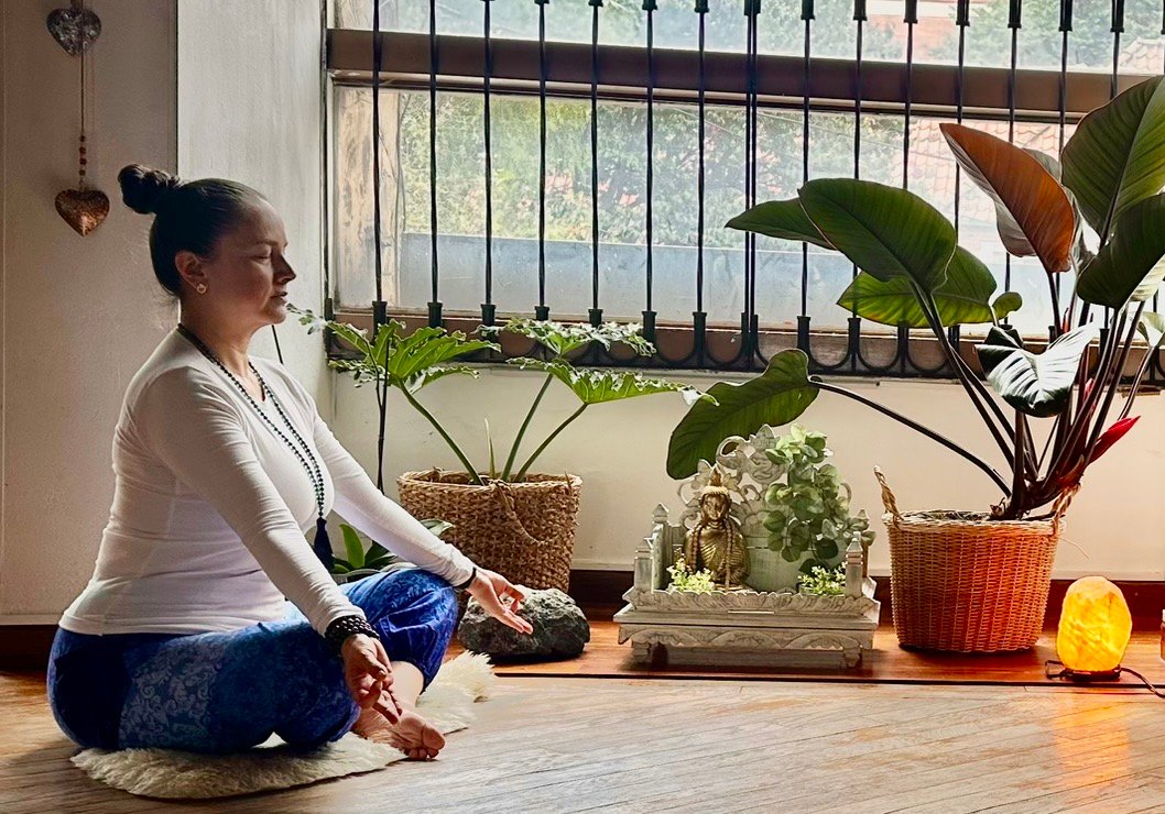 Patricia Olarte en meditación durante una práctica de Zenflow en casa